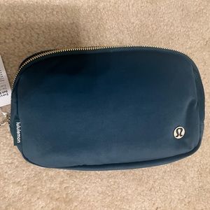 Lululemon Everywhere Belt Bag - JASPER GREEN AND GOLD VELOUR